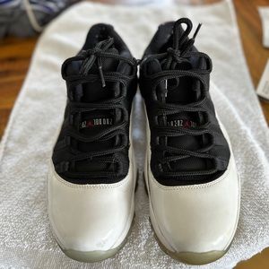 Nike Air Jordan 11 Retro Low Tuxedo 2013 528895-110 in men’s size 11